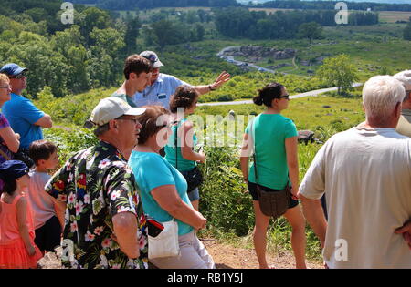 Gettysburg, PA, Stati Uniti d'America. Lug 2015. Gazzetta tour guida per spiegare i tragici eventi presso il Parco Militare Nazionale di Gettysburg. Foto Stock