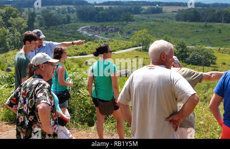 Gettysburg, PA, Stati Uniti d'America. Lug 2015. Gazzetta tour guida per spiegare i tragici eventi presso il Parco Militare Nazionale di Gettysburg. Foto Stock