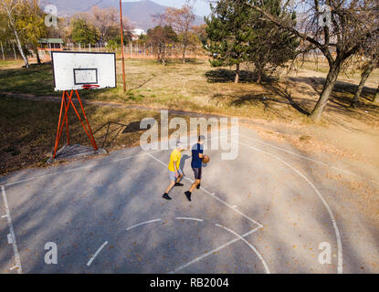 Padre e figlio giocare a basket nel parco vista aerea Foto Stock