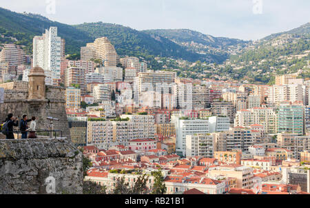 Vista da Le Rocher su edifici nel centro di Monaco, al francese Riveira. Foto Stock