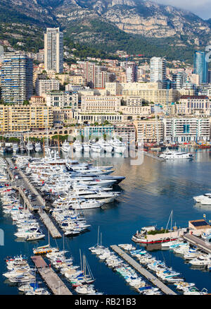 Vista da Le Rocher su yacht di lusso nel porto del Principato di Monaco, al francese Riveira. Foto Stock