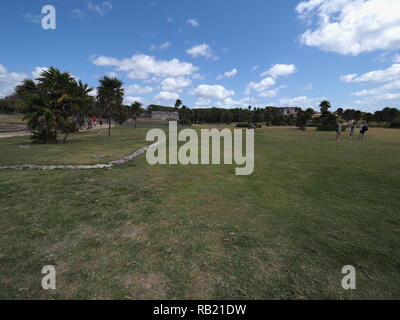 Sito archeologico di antiche rovine di stony templi maya a Tulum a Città del Messico sul campo erboso Foto Stock