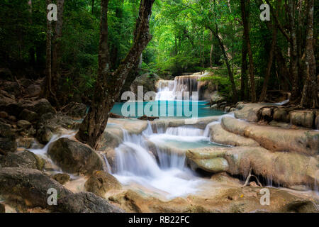 Erawan cascata in Thailandia è individuare in Kanchanaburi Provience. Questa cascata si trova nel Parco Nazionale di Erawan all'interno della foresta. Livello 5 da tutti e 7 i. Foto Stock