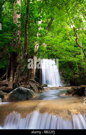 Erawan cascata in Thailandia è individuare in Kanchanaburi Provience. Questa cascata si trova nel Parco Nazionale di Erawan all'interno della foresta. Il livello 3 da 7. Foto Stock