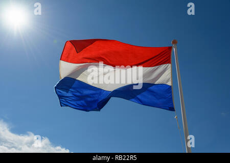 Bandiera olandese con Sun, Noordwijk aan Zee, mare del Nord, South Holland, Paesi Bassi Foto Stock