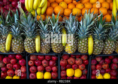 Frutti sul display nella parte anteriore di un buffet a base di succo di frutta prima di Foto Stock