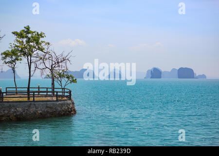 Vista dall Isola Koh Yao Noi a Phang-Nga Bay, Thailandia. Foto Stock