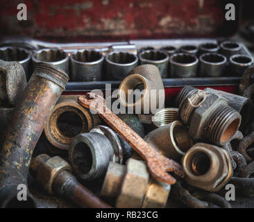 Vecchio arrugginito tubi idraulico con chiave arrugginita e toolbox. Indsutrial, riparazione, idrosanitari e concetti vintage. Foto Stock