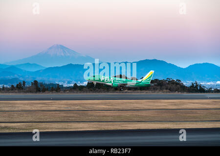 SHIZUOKA, Giappone - GEN. 5, 2019: FDA (Fuji Dream Airlines) Embraer ERJ-170-100 decollo dall'Shizuoka Aeroporto Internazionale di Shizuoka, Giappone a Foto Stock