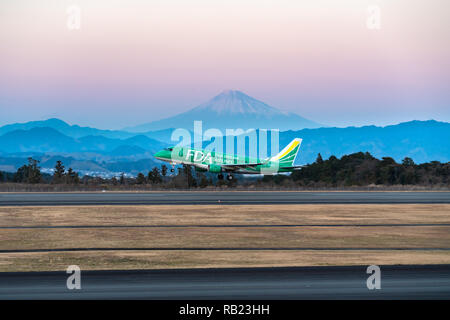 SHIZUOKA, Giappone - GEN. 5, 2019: FDA (Fuji Dream Airlines) Embraer ERJ-170-100 decollo dall'Shizuoka Aeroporto Internazionale di Shizuoka, Giappone a Foto Stock