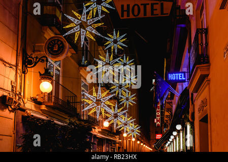 Valencia, Spagna - 2 Gennaio 2019: atmosfera natalizia nelle strade della città di Valencia nelle vicinanze dell'hotel. Foto Stock