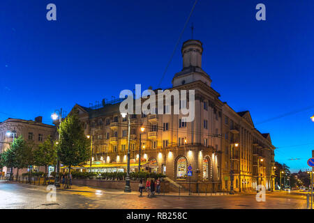 Vilnius, Lituania - 20 Giugno 2018 - i turisti e i locali a piedi nei pressi di un edificio storico in una prima serata a Vilnius Foto Stock