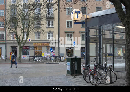 Stoccolma, Svezia - 29 dicembre 2018: stazione della metropolitana ingresso con biciclette parcheggiate a Sankt Eriksplan su dicembre 29, 2019 a Stoccolma, Svezia Foto Stock