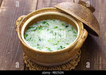 Nanakusagayu, farinata di riso con sette erbe, Giapponese tradizionale consuetudine Foto Stock