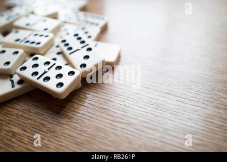 L'immagine orizzontale di domino su un tavolo di legno, l'immagine orizzontale con lo spazio vuoto sul lato destro Foto Stock