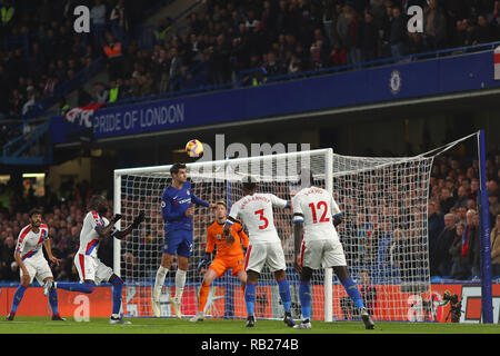 Alvaro appartamento Morata di Chelsea tenta di dirigere un sforzo intestata al traguardo - Chelsea v Crystal Palace, Premier League, Stamford Bridge, Londra - 4 Novembre Foto Stock