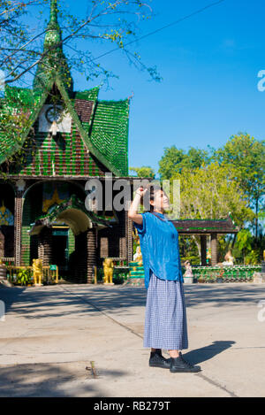 Asian modello femminile comporta per le foto all'aperto Foto Stock