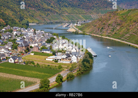 Vista aerea della valle della Mosella con vigneti, il fiume Moselle, il villaggio Ellenz-Poltersdorf e la serratura Fankel su un giorno d'estate. Germania. Foto Stock