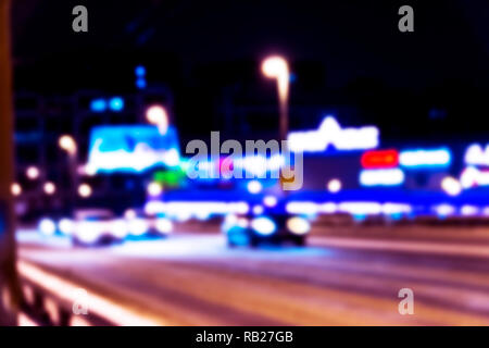 La città di notte vista in blur. Città traffico velocità foto sfocate. La vita di strada bokeh di fondo dell'immagine. Street view con il traffico e le automobili immagine sfocati. Strada nella grande città Foto Stock