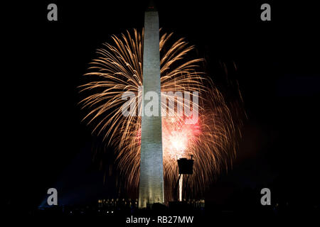 Il Monumento a Washington e un supporto di polizia sono in primo piano dei fuochi d'artificio del 4 luglio Foto Stock
