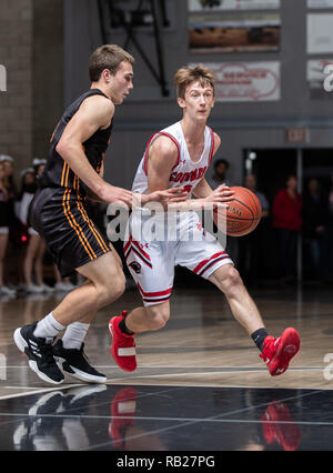 Azione di pallacanestro con Foothill vs. Washougal High School di Palo Cedro, California. Foto Stock