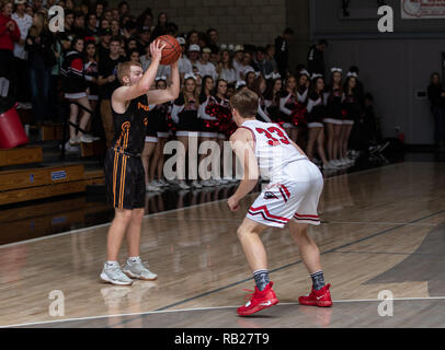 Azione di pallacanestro con Foothill vs. Washougal High School di Palo Cedro, California. Foto Stock