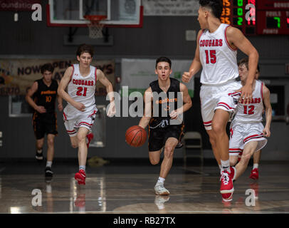 Azione di pallacanestro con Foothill vs. Washougal High School di Palo Cedro, California. Foto Stock