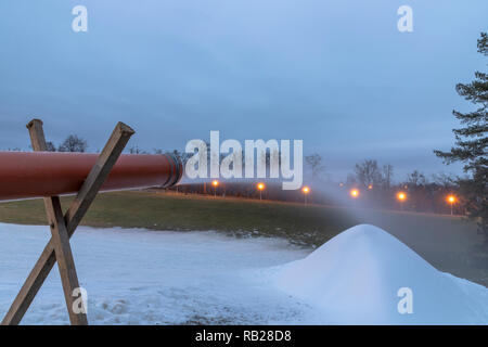 Snow canon rende la neve a notte Foto Stock