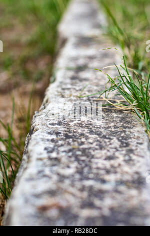 Linea di confine nel manto erboso realizzato di calcare Foto Stock