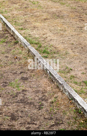 Linea di confine nel manto erboso realizzato di calcare Foto Stock