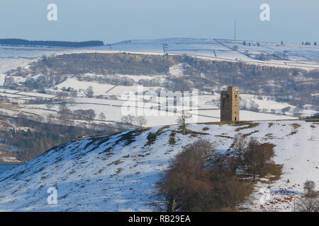 Stivali follia torre in neve sul Bradfield Dale nel Parco Nazionale di Peak District. La torre fu costruita nel 1927 da Charles Boot. Foto Stock