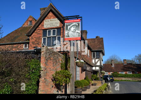 Il re Enrico VIII pub di Hever nel Weald del Kent, dal castello di Hever casa di Anne Boleyn. Mezzo in legno in stile Tudor costruito nel 1647, in sostituzione di 1597 pub Foto Stock