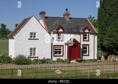 Due piani di blocco di canal house. Le bianche bloccare i detentori casa è a Newry Canal, l'Irlanda del Nord ed è noto come Moneypenny la serratura. Foto Stock