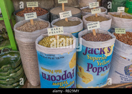 Verticale di sacchi di mais, fagioli. legumi e cacao, in corrispondenza di una strada del mercato di Oaxaca, Messico Foto Stock