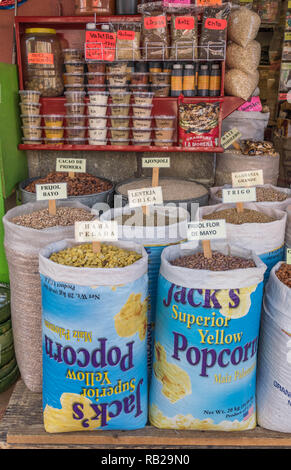 Verticale di sacchi di mais, fagioli. legumi e cacao, in corrispondenza di una strada del mercato di Oaxaca, Messico Foto Stock