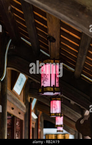 Lanterne rosse pendenti dal soffitto del tempio, Vietnam, Foto Stock