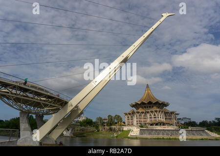 La Darul Hana ponte situato nel fiume di Kuching Waterfront Foto Stock