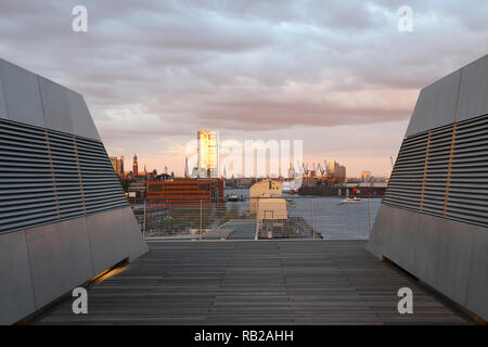 Vista dall'ufficio edificio Dockland al porto di Amburgo Foto Stock