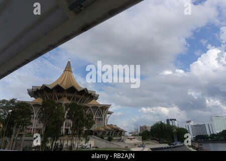 La Darul Hana ponte situato nel fiume di Kuching Waterfront Foto Stock