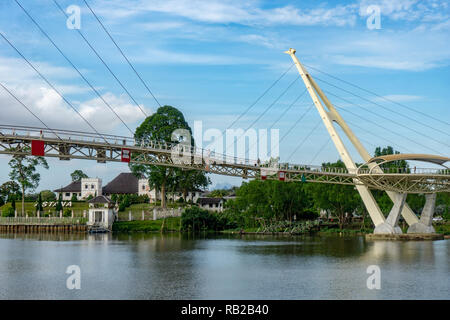 La Darul Hana ponte situato nel fiume di Kuching Waterfront Foto Stock