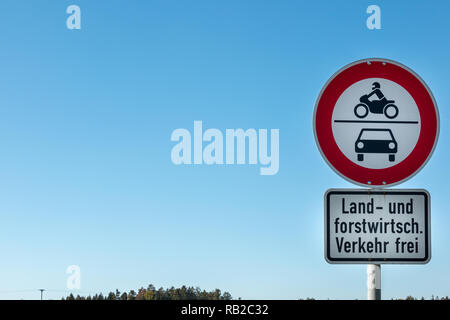 Segno di traffico che consente agricolo e forestale e veicoli da guidare attraverso Foto Stock