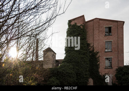 Vecchio distrutto casa di mattoni rovina con finestre rotte Foto Stock