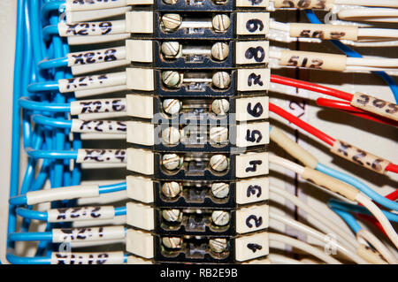 Morsettiere per collegamento elettrico e terminali di messa a terra per la messa a terra nell'armadio di controllo. Foto Stock