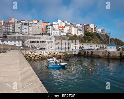 Il porto e la città di Malpica de Bergantiños, Costa da Morte, Galizia, Spagna Foto Stock