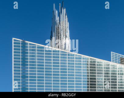 Garden Grove, California, Stati Uniti d'America - 13 dicembre 2018: cristallo Cattedrale di Cristo. Primo piano della chiesa edificio e crean Torre contro il cielo blu. Foto Stock