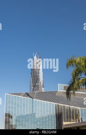 Garden Grove, California, Stati Uniti d'America - 13 dicembre 2018: cristallo Cattedrale di Cristo. Primo piano della chiesa edificio e crean Torre contro il cielo blu. Foto Stock