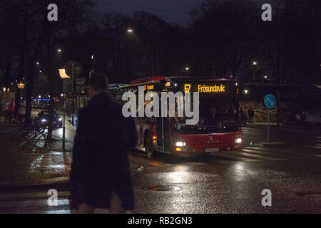 Stoccolma, Svezia - 29 dicembre 2018: bus 67 verso Frosundavik di notte sul dicembre 29, 2019 a Stoccolma, Svezia Foto Stock