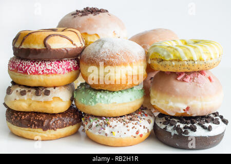 Le ciambelle ciambelle vari tipi di torte astratto giovedì grasso su sfondo bianco concept Foto Stock