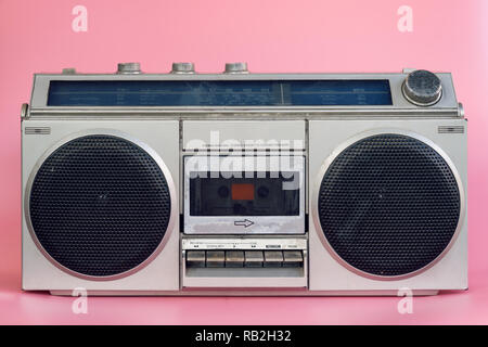 Vintage stereo su pasrel rosa colore di sfondo Foto Stock