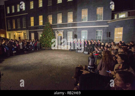 Il primo ministro Theresa Maggio, ospita annuali albero di Natale interruttore luci sul lato esterno n. 10 di Downing Street, Londra mogli militare eseguire. Dotato di: visualizzare, atmosfera dove: Londra, Regno Unito quando: 06 Dic 2018 Credit: Wheatley/WENN Foto Stock